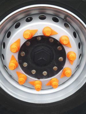 Nakładki ze wskaźnikiem u podstawy 33mm, kolor biały, zamontowana na kole