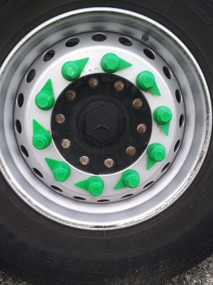 Nakładki na śruby ze wskaźnikiem u podstawy