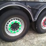 Nasadki na śruby ze wskaźnikiem u podstawy 33mm, kolor zielony i czerwony, zamontowana na kole