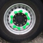 Nakładki na śruby ze wskaźnikiem u podstawy 33mm, kolor zielony, zamontowane na kole