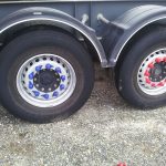 kapsle na śruby ze wskaźnikiem u podstawy 33mm, kolor zielony, zamontowane na kole