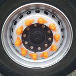 Kapsle na śruby ze wskaźnikiem u podstawy 33mm, kolor pomaranczowy