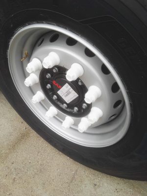 Nakladki na śruby z ala nakrętką 32 mm kolor biały