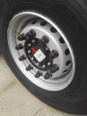 Nakladki na śruby z ala nakrętką 32 mm kolor czarny