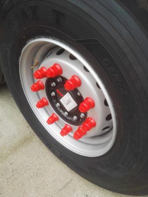 Nakladki na śruby z ala nakrętką 32 mm kolor czerwony