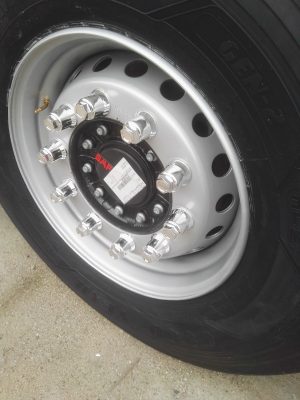 Nakladki na śruby z ala nakrętką 32 mm kolor metalizowany