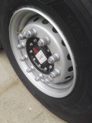 Naskadki na nakrętki z ala nakrętką 32 mm kolor srebrny