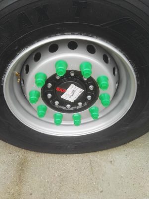 Naskadki na nakrętki z ala nakrętką 32 mm kolor zielony