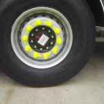 Nakładki na śruby fosfor ze wskaźnikiem u podstawy 32mm koloe żółty