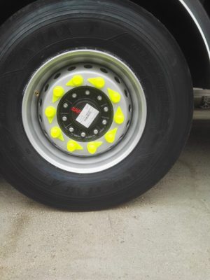 Nakładki na śruby fosfor ze wskaźnikiem u podstawy 32mm koloe żółty