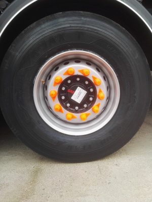 Nakładki na szpilki fosforyzujące ze wskaźnikiem u podstawy 32mm